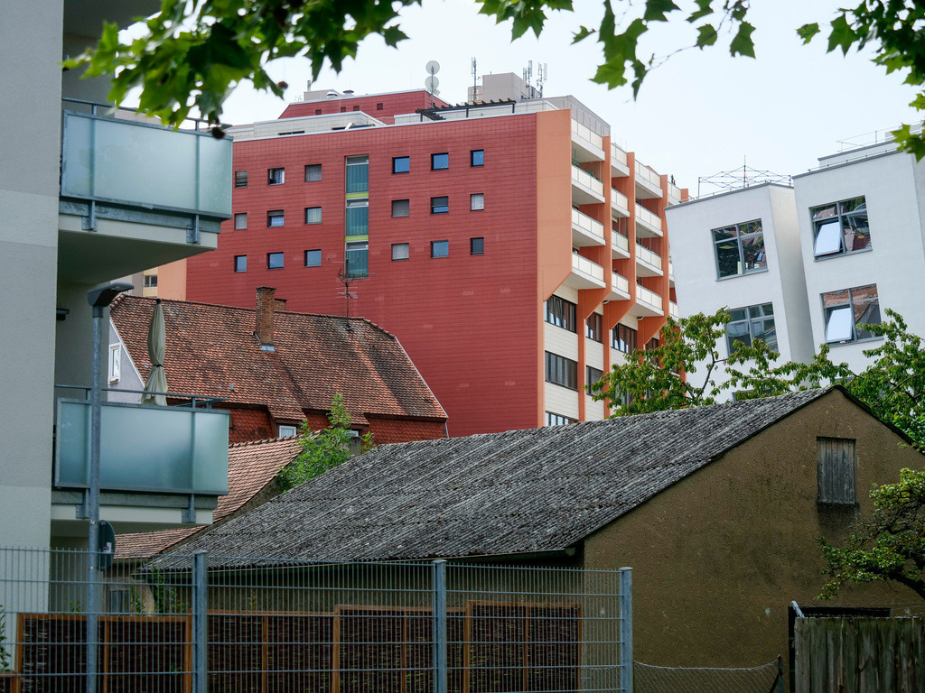Feature | Leonberg - verschiedene architektonische Baustile in der Stadtmitte inklusiv Leo2000 - Realisiert mit Pictrs.com