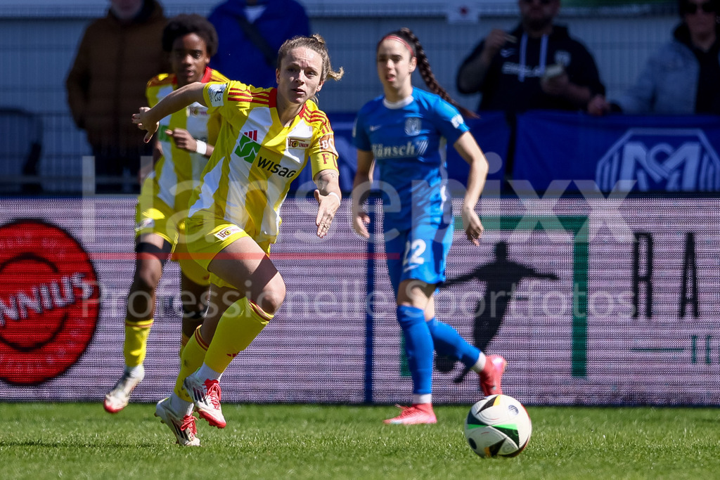 Fussball, 2. Frauen-Bundesliga, SV Meppen - 1. FC Union Berlin | v.li.: Lisa Heiseler (1. FC Union Berlin, 7) am Ball, Einzelbild, Ganzkörper, Aktion, Action, Spielszene, DIE DFB-RICHTLINIEN UNTERSAGEN JEGLICHE NUTZUNG VON FOTOS ALS SEQUENZBILDER UND/ODER VIDEOÄHNLICHE FOTOSTRECKEN. DFB REGULATIONS PROHIBIT ANY USE OF PHOTOGRAPHS AS IMAGE SEQUENCES AND/OR QUASI-VIDEO.