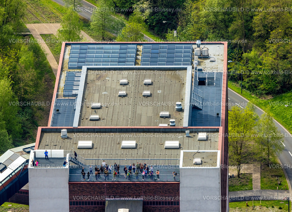 Essen240400325 | Luftbild, UNESCO-Welterbe Zollverein, Zeche Zollverein, Besucher auf dem Ruhr Museum Dach des Zechengebäudes, Stoppenberg, Essen, Ruhrgebiet, Nordrhein-Westfalen, Deutschland