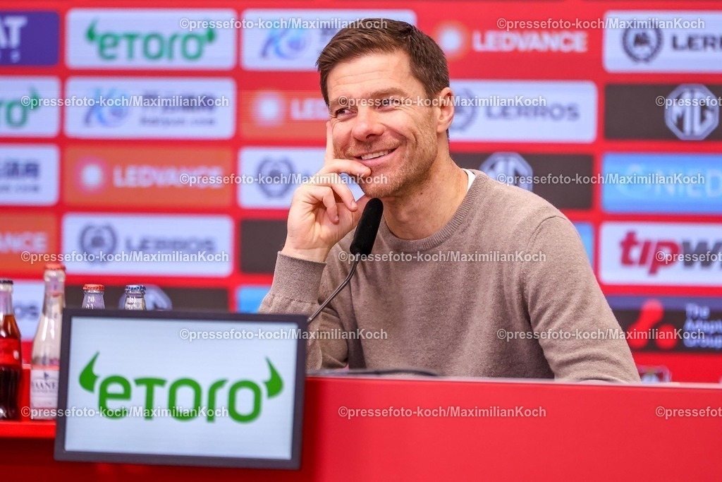 Lev14012501108 | 14.01.2025, Fußball, Bayer 04 Leverkusen - 1. FSV Mainz 05, 1. Fußball Bundesliga, 17. Spieltag, BayArena, Saison 2024 2025: Pressekonferenz mit den Trainern nach dem Spiel - Cheftrainer Xabi Alonso (Bayer 04 Leverkusen Trainer)DFB regulations prohibit any use of photographs as image sequences and or quasi-video.