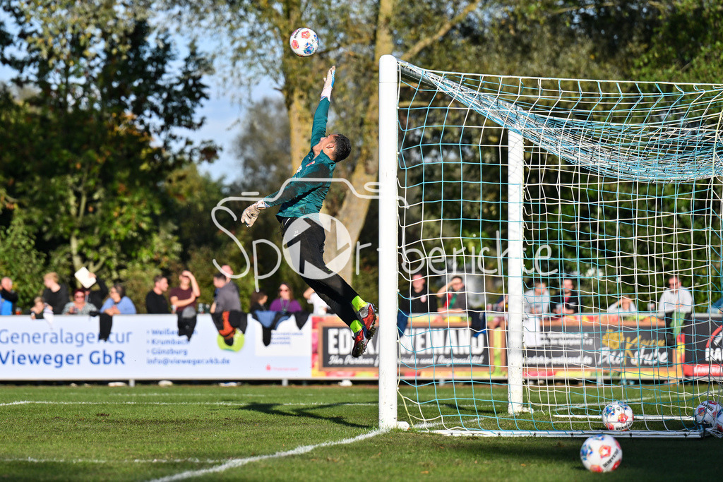 FC Augsburg - SSV Ulm 1846 Fussball | beim Warmmachen kann Nediljko LABROVIC (FC Augsburg 22) einen BAll nicht mehr halten / Einzelfoto / Freisteller / Testspiel: FC Augsburg - SSV Ulm 1846 Fussball; TSV Burgau Sportzentrum am 08.10.2025