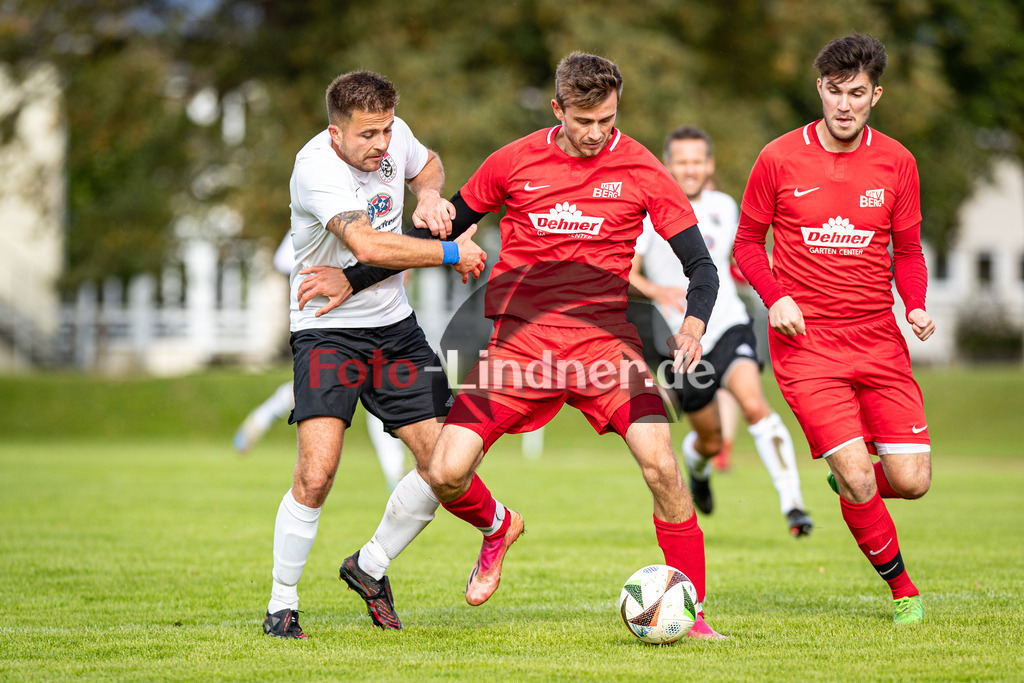 TSV Peißenberg gegen MTV Berg | Fußball Herren Kreisliga Gruppe 1 Zugspitze 2025/26 10. Spieltag, TSV Peißenberg gegen MTV Berg, 20251005,Zweikampf,2025-10-05 in Peißenberg (Sportzentrum Peißenberg), Hubert JUNGMANN (TSVP 13), Bernard CRNJAK (MTV Berg 4)Copyright: WolfgangxLindner www.foto-lindner.de