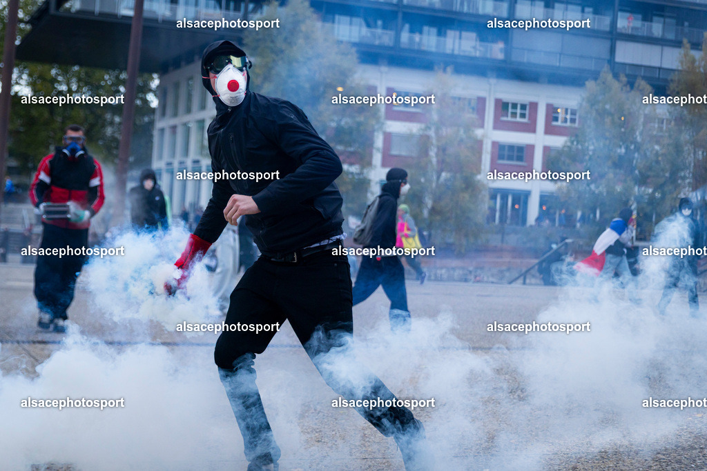 9L6A5298_1 | centaines d’étudiants ont organisé une manifestation spontanée, souvent qualifiée de « manifestation sauvage », qui a traversé différents quartiers de Strasbourg. La manifestation a été marquée par des affrontements entre les manifestants et la police alors que les étudiants défilaient dans la ville dans le cadre d’une journée de mobilisation nationale concernant les conditions d’éducation et le budget de l’Éducation nationale pour 2027. - Realisiert mit Pictrs.com