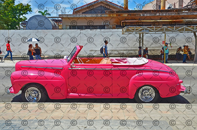 RGE_9465 | Amerikanischer Oldtimer restauriert als Taxi, wartet in Havanna auf Touristen.  Fotograf: Ralf Gebhardt - Realisiert mit Pictrs.com