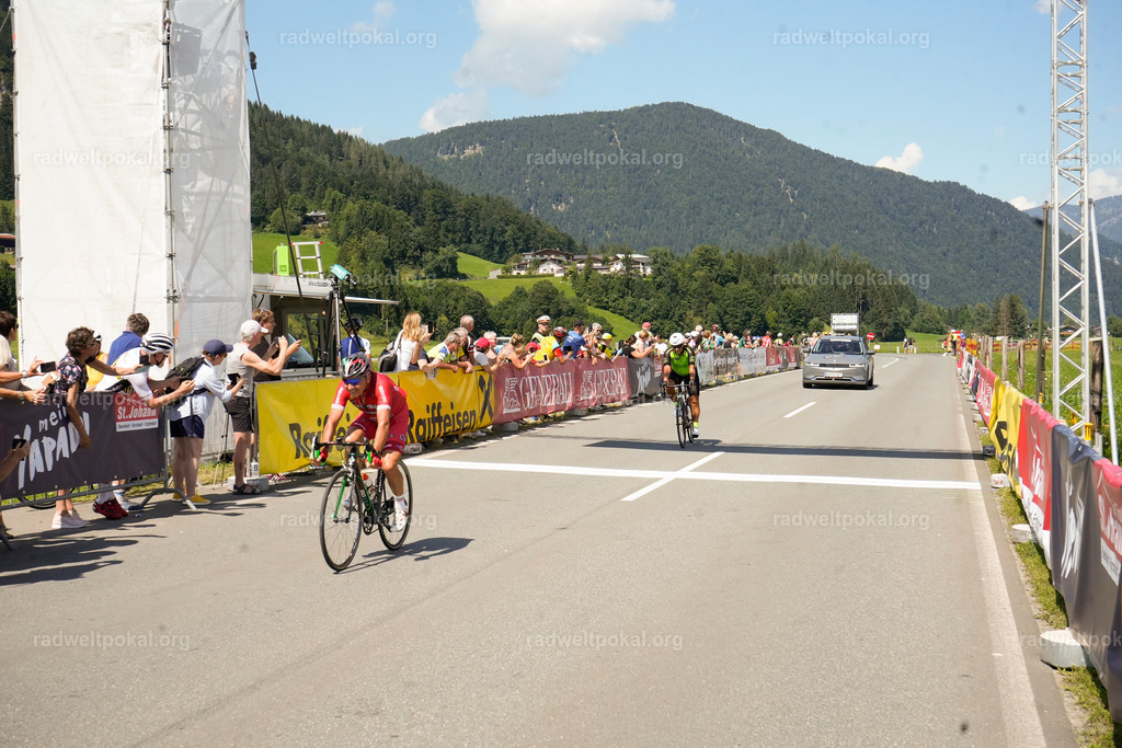 730_20230817_Bewerb_Maenner_Muehlanger | AUT - OESTERREICH, 2023-08-16: SPORT RENNRAD-FAHREN - 55. INTERNATIONALER RADWELTPOKAL IN ST. JOHANN IN TIROL  - Vintage-Radrennen mit WM-Bronze-Medaillen-Siegerin Christina Schweinberger, den Teilnehmer und Alexander Baumann (vom Orginastions-Team) - TAG 2 BEWERB MAENNER IN SECHS GRUPPEN  ; Foto: Roland Muehlanger