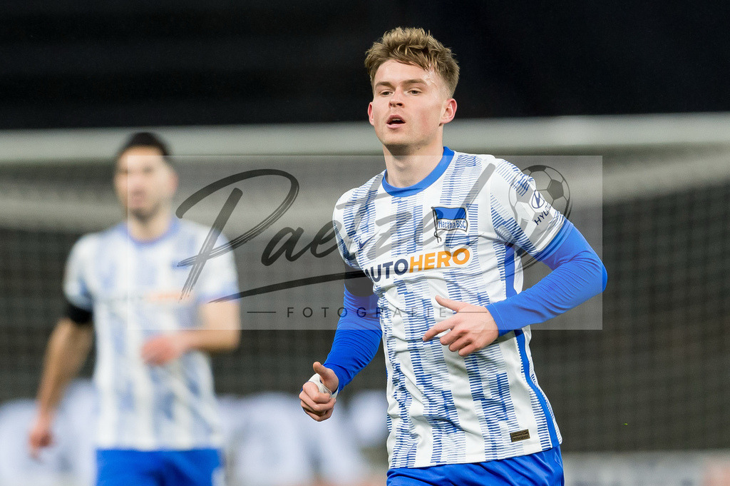 BSCFCB20220123_269 | Fussball, Herren: Maximilian Mittelstaedt (Hertha BSC) schaut bei dem Spiel der 1. Bundesliga zwischen Hertha BSC und FC Bayern Muenchen im Olypiastadion am 23.01.2022 in Berlin, Deutschland.DFB / DFL REGULATIONS PROHIBIT ANY USE OF PHOTOGRAPHS AS IMAGE SEQUENCES AND/OR QUASI-VIDEO. - Realisiert mit Pictrs.com