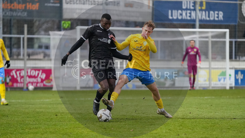 Fußball, Herren, Saison 2025/2026, Regionalliga Nordost, 18. Spieltag, FSV 63 Luckenwalde vs. FC Rot-Weiß Erfurt, Samstag 06.12.2025, Werner-Seelenbinder-Stadion Luckenwalde, | Fußball, Herren, Saison 2025/2026, Regionalliga Nordost, 18. Spieltag, FSV 63 Luckenwalde vs. FC Rot-Weiß Erfurt, Samstag 06.12.2025, Werner-Seelenbinder-Stadion Luckenwalde, Im Bild: Obed Chidindu Ugondu (l. Erfurt) und Fabio Schneider (r. Luckenwalde) - Realisiert mit Pictrs.com