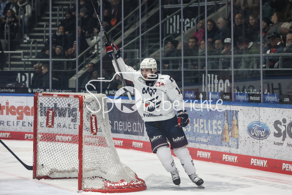 Augsburger Panther - Adler Mannheim | Jubel nach dem Treffer zum 0-1 fuer die Gaeste durch Keaton THOMPSON (MAN #24) / Im Bild Linden VEY (MAN #19) / Freude / Tor / Torschuetze