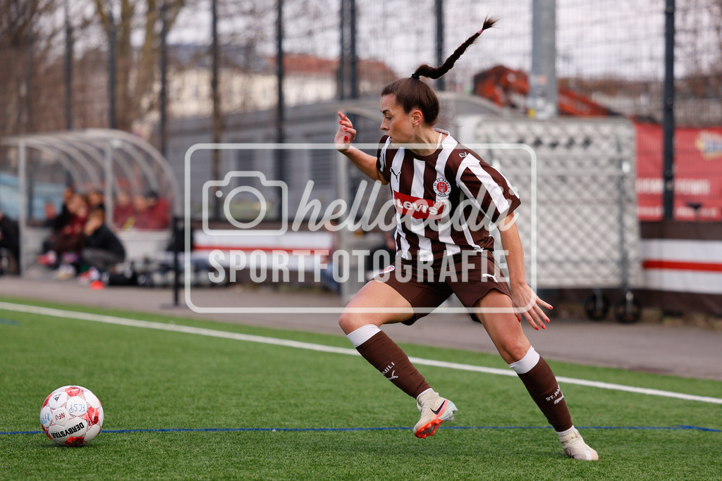 Fußball I Frauen I Saison 2025-2026 I Regionalliga Nord I 15. Spieltag I St. Pauli - SpVg Aurich-46 | Linnea Taube (20, FC St. Pauli) - Realisiert mit Pictrs.com