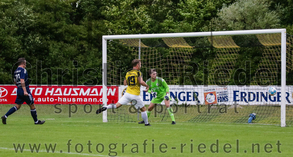 2023-07-29_046_FC_Moosinning_gegen_TuS_Raubling | Moosinning, Deutschland, 29.07.2023:
Fußball, Bezirksliga Oberbayern Ost 2023 / 2024, 1. Spieltag, FC Moosinning gegen TuS Raubling, Endergebnis: 0:7

Michael Gruber (TuS Raubling, #23), Thomas Auerweck (FC Moosinning, #19), Torwart Maximilian Wunderlich (TuS Raubling, #1)

Foto: Christian Riedel / fotografie-riedel.net