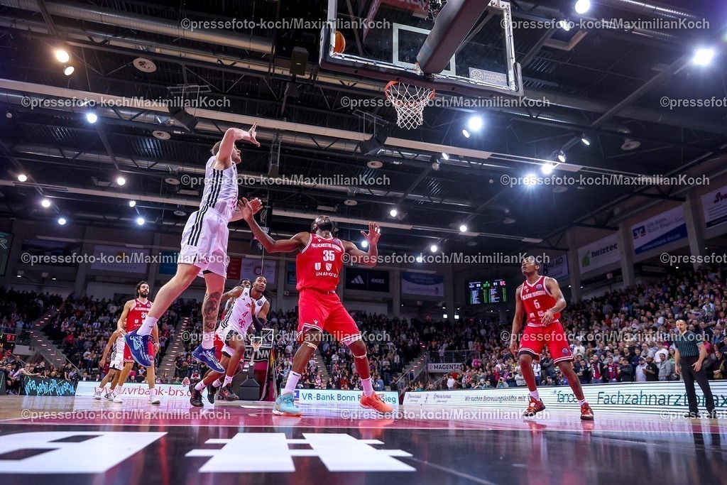 BCL08012501089 | 08.01.2025, Basketball Champions League, 1. Spiel Play-In, Telekom Baskets Bonn - Pallacanestro Reggiana, Telekom Dome: Thomas Kennedy (Telekom Baskets Bonn #54) punktet gegen Kenneth Faried (Pallacanestro Reggiana #35)