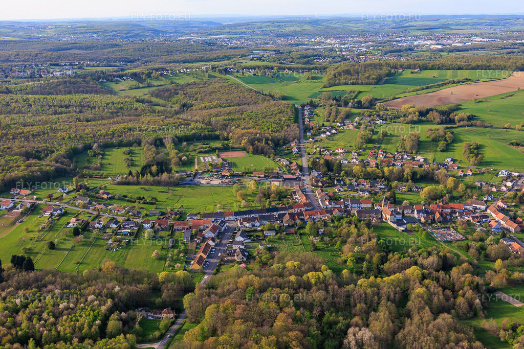 Vue aérienne: Vue de la ville depuis le sud à Siltzheim dans le département Bas Rhin, France – .Photo: IMG_154212.jpg prise le 17/04/2026 par Werner Riehm/FLY-FOTO.eu – Résolution de l'original: 5811 x 3874 px