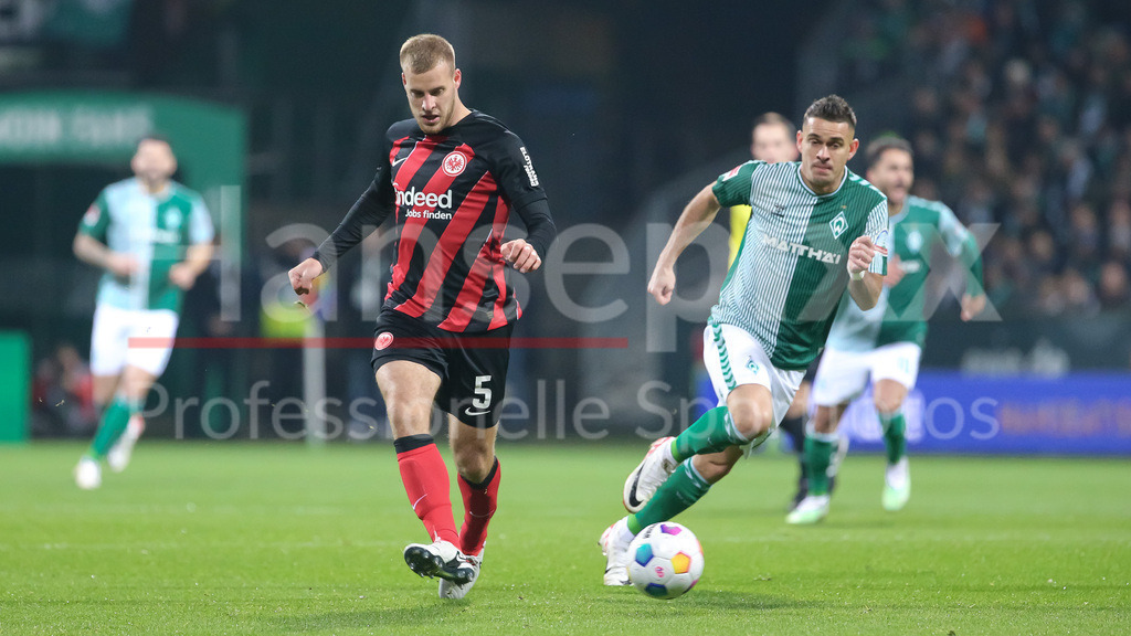 Fussball, Bundesliga, SV Werder Bremen - Eintracht Frankfurt | v.li.: Hrvoje Smolcic (Eintracht Frankfurt, 5) und Rafael Borre (SV Werder Bremen, 19) im Zweikampf, Duell, Dynamik, Aktion, Action, Spielszene, DIE DFL-RICHTLINIEN UNTERSAGEN JEGLICHE NUTZUNG VON FOTOS ALS SEQUENZBILDER UND/ODER VIDEOÄHNLICHE FOTOSTRECKEN. DFL REGULATIONS PROHIBIT ANY USE OF PHOTOGRAPHS AS IMAGE SEQUENCES AND/OR QUASI-VIDEO.