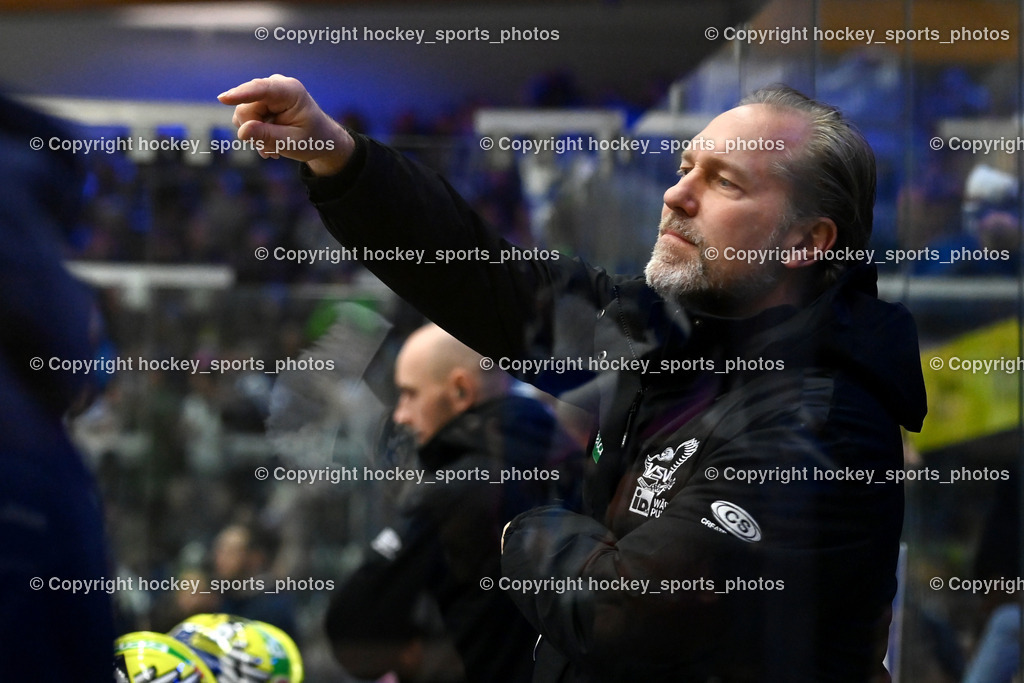 EC IDM Wärmepumpen VSV vs. Hydro Fehervar AV19  | Headcoach EC VSV TUOMIE Tray, Headcoach EC VSV TUOMIE Tray, EC IDM Wärmepumpen VSV vs. Hydro Fehervar AV19 , EC IDM Wärmepumpen VSV vs. Hydro Fehervar AV19  am 01.01.2025 in Villach (Stadthalle Villach), Austria, (Photo by Bernd Stefan)