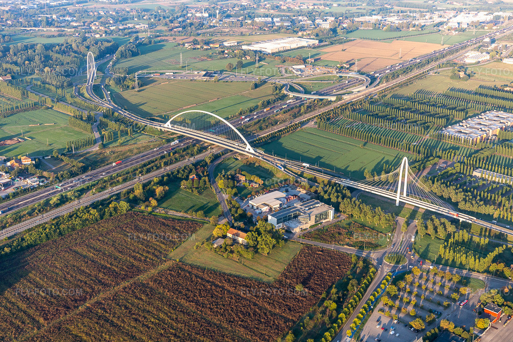 Aerial view: Ponte Di Calatrava, Vela di Calatrava NORTH and SOUTH bridges over the high-speed rail line and Autostrada del Sole in Reggio nell'Emilia in the state Reggio Emilia, Italy. – Photo: IMG_134806.jpg taken on 09/20/2022 by Werner Riehm/FLY-FOTO.com – Resolution of the original: 5472 x 3648 px – TURISMO.COMUNE.RE.IT