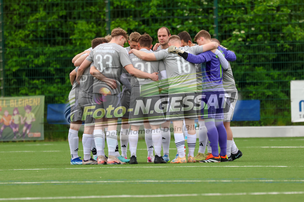 SV Enger-Westerenger - TuS Bruchmühlen | Auf dem Bild zu sehen: grau SV Enger-WesterengerSV Enger-Westerenger, TuS Bruchmühlen, Saison 25/26, Kreisliga A, Enger, Deutschland - Realisiert mit Pictrs.com