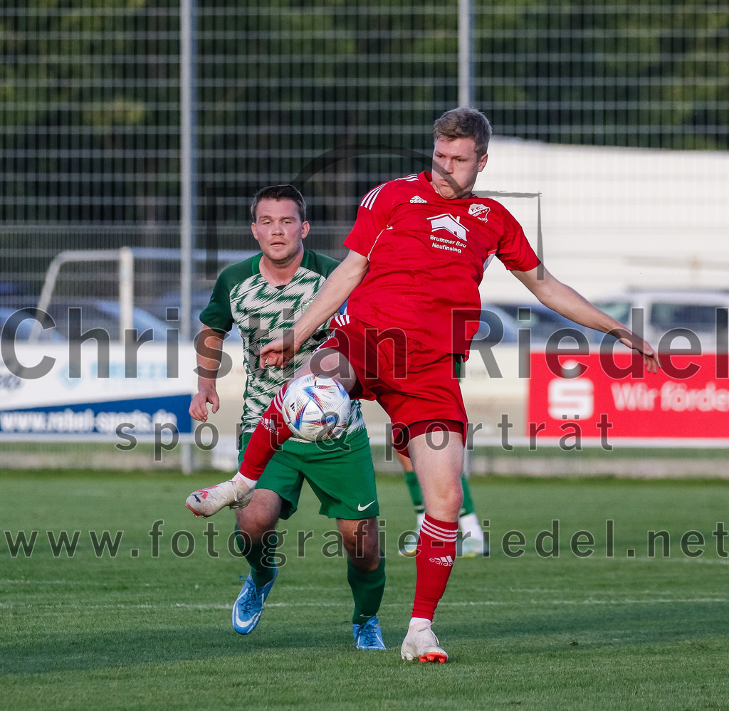 2023-08-11_090_FC_Finsing_gegen_SV_Eichenried | Finsing, Deutschland, 11.08.2023:
Fußball, Kreisliga 2023 / 2024, 4. Spieltag, FC Finsing gegen SV Eichenried, Endergebnis: 3:0

Michael Kopp (SV Eichenried, #15), Fabian Kövener (FC Finsing, #12)

Foto: Christian Riedel / fotografie-riedel.net