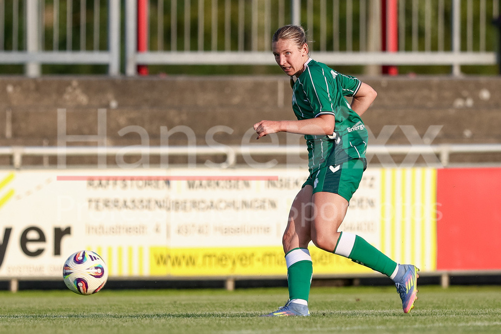 Fussball, Testspiel Frauen, SV Meppen - SV Werder Bremen | Kaylie Ronan (SV Werder Bremen, 4) am Ball, Freisteller, Einzelbild, Ganzkörper, Aktion, Action, Spielszene