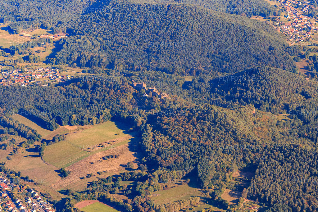 Luftbild: Burgenmassiv Altdahn von Westen in Dahn im Bundesland Rheinland-Pfalz in Deutschland. Foto: IMG_095233.jpg vom 16.10.2016 durch Werner Riehm/FLY-FOTO.de