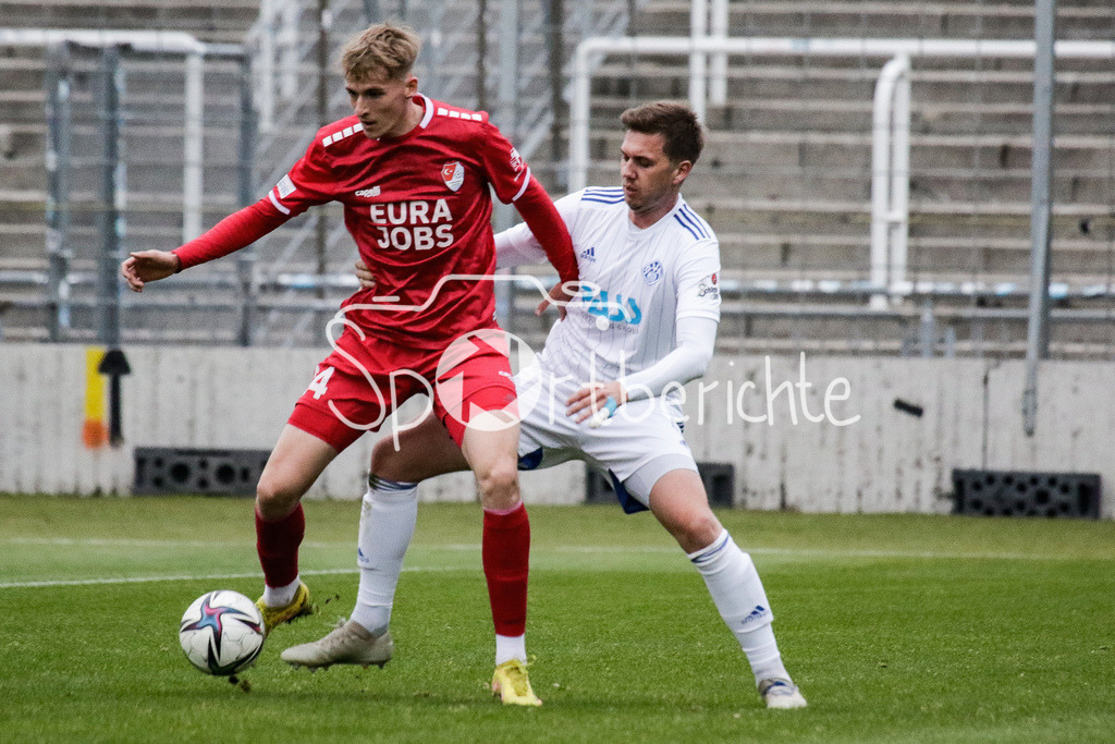 Türkgücü München - SV Viktoria Aschaffenburg | Yannick WOUDSTRA (TGM #24) im Duell mit Luca DAEHN (SVVA #4)