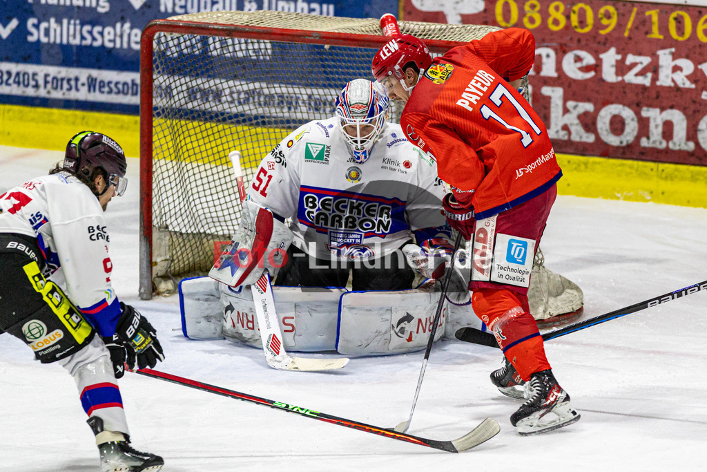 EC Peiting vs Deggendorfer SC | Eishockey Oberliga Süd 2023/2024, EC Peiting vs Deggendorfer SC, 20231230,
Samuel PAYEUR (ECP 17) am Puck vor dem Tor von Timo PIELMEIER (DSC Goalie 51),
2023-12-30 in Peiting (Eisstadion)
17 Samuel PAYEUR (ECP 17), 51 Timo PIELMEIER (DSC Goalie 51), 97 Rene RÖTHKE (DSC 97)
Copyright: WolfgangxLindner foto-lindner.de