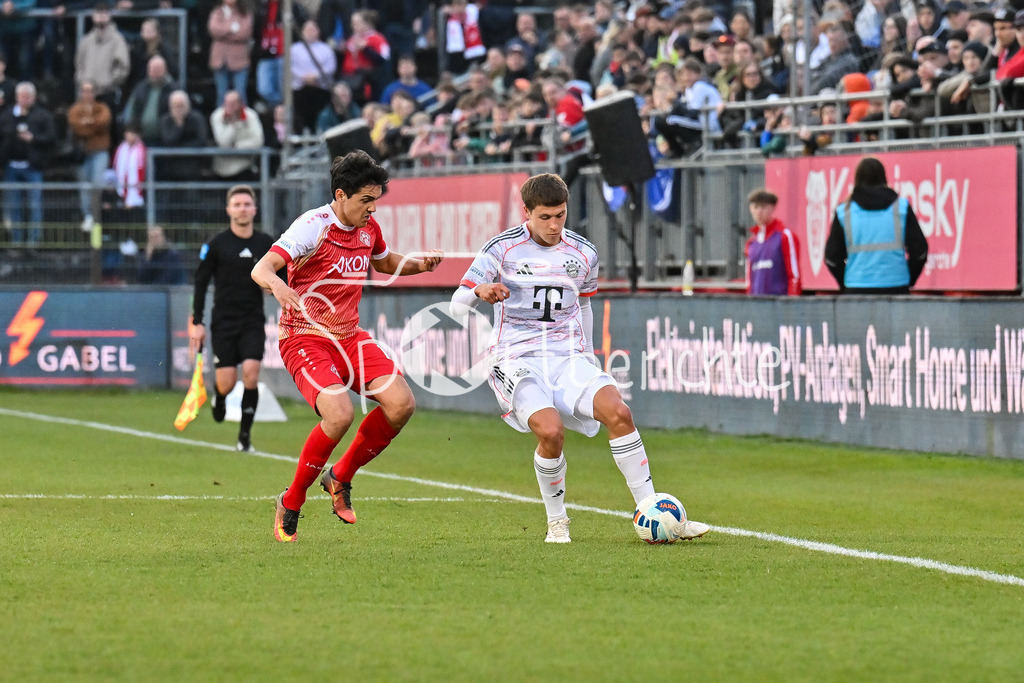 FC Würzburger Kickers - FC Bayern Amateure | WÜRZBURG, DEUTSCHLAND - 10. APRIL: im Duell Eroll ZEJNULLAHU (Würzburger Kickers 10) und Robert Edward Jr. DEZIEL (FC Bayern München II 5) während dem Match zwischen dem FC Würzburger Kickers und den Amateuren des FC Bayern München am 28. Spieltag der Regionalliga Bayern in der AKON Arena