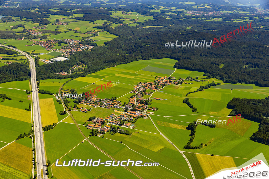 Aktuelles Luftbild von Unterdarching Valley - Die Luftaufnahme wurde 2022 mittels UL-Flugzeug erstellt ( keine Drohne ) - hochauflösende Kamera-Systeme von  Canon -Beste Qualität - Für grossformatige Ausdrucke geeignet. Die Geschenkidee !