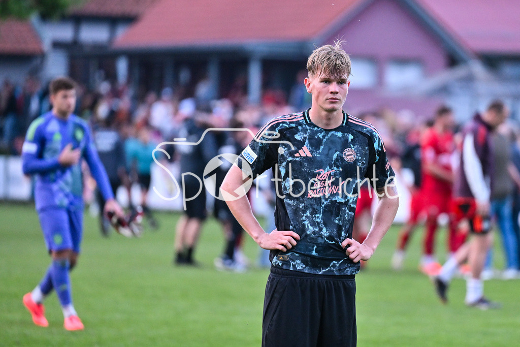 TSV Aubstadt - FC Bayern Amateure | mit haengenden Koepfen verabschieden sich die Spieler des FC Bayern bei den mitgereisten Fans / Samuel UNSOLD (FC Bayern München II #19) / Regionalliga Bayern: TSV Aubstadt - FC Bayern Muenchen II, NGN-Arena am 23.04.2025