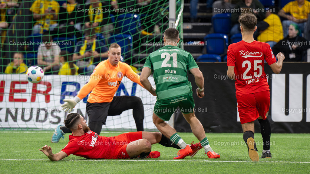 SHFV Lotto Masters 2024 | 20240113_8004, 13.01.2024, SHFV Lotto Masters 2024, Gruppe B, FC Kilia Kiel (rot) vs. PSV Neumünster (grün), Berat Ayyildiz (Kilia #17) &amp; Tom Pachulski (Kilia #41) &amp; Drilon Trepca (Kilia #25) / Tim Möller (PSV #21) - Realisiert mit Pictrs.com