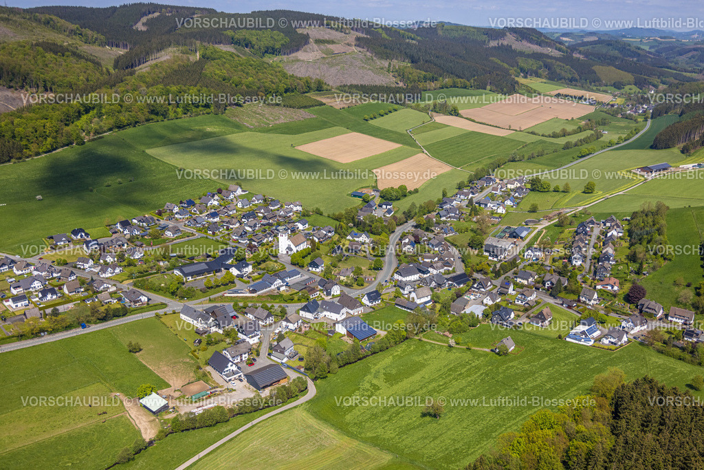 Eslohe230505616 | Luftbild, Ortsansicht, Sankt Sebastian Kirche, Schützenhalle Schützenbruderschaft St. Sebastian, Waldschäden, Niedersalwey, Eslohe, Sauerland, Nordrhein-Westfalen, Deutschland