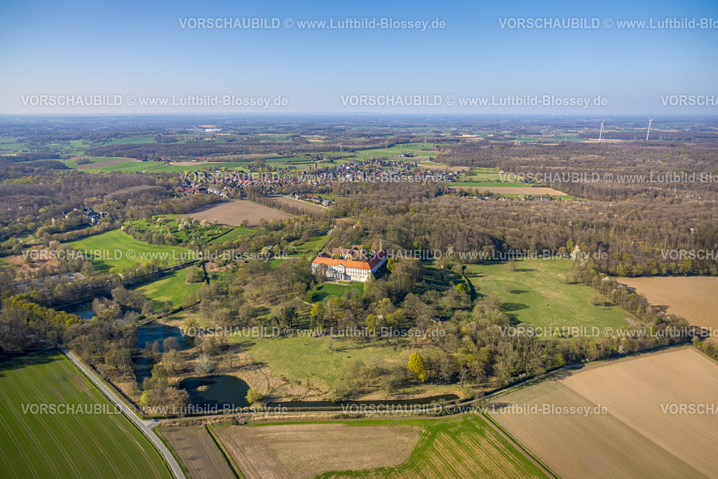 Selm250404444 | Luftbild, Schloss Cappenberg in weitläufiger Landschaft, LWL-Museum für Kunst und Kultur mit kath. Stiftskirche Cappenberg Evangelist St. Johannes, Cappenberg, hinten Ortsansicht Wohngebiet Cappenberg, Selm, Münsterland, Nordrhein-Westfalen, Deutschland