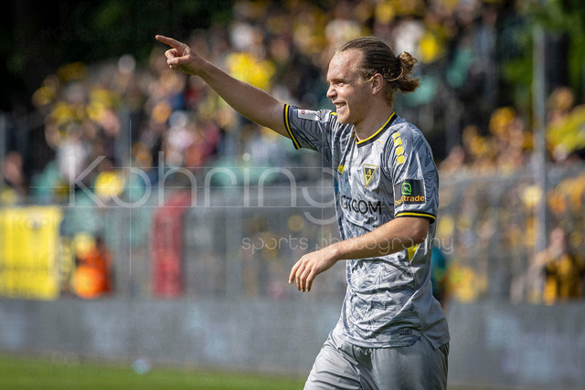 German 3rd Division, Viktoria Koeln vs. Alemannia Aachen, 10.05.2026 | KOELN, GERMANY - MAY 10, 2026: Lars Gindorf (Alemannia Aachen, 23) celebrates scoring his team's second goal with teammates during the 3rd division match on gameday 37 between Viktoria Koeln vs. Alemannia Aachen at the Sportpark Hoehenberg on May 10, 2026 in Koeln, Germany. DFL REGULATIONS PROHIBIT ANY USE OF PHOTOGRAPHS AS IMAGE SEQUENCES AND/OR QUASI-VIDEO.