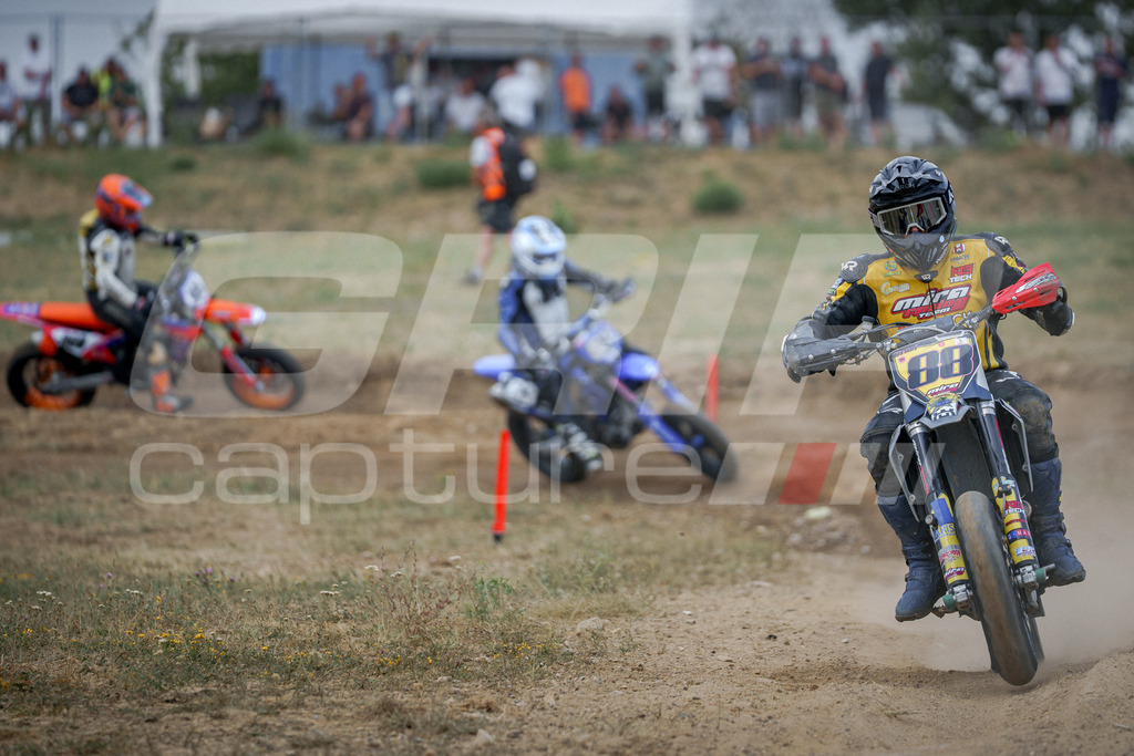 SuperMoto_Staatsmeisterschaft_Fuglau-1058 | GRIPcapture steht für authentische Sportfotografie in Österreich – für Momente, die mehr sind als Geschwindigkeit oder Ergebnis. Es geht um Emotion, Spannung, Fokus und den Augenblick, der oft nur einen Wimpernschlag dauert.Ob Motorsport, Teamsport oder 