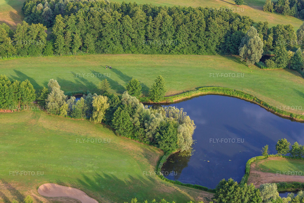 Vue aérienne: Étangs et greens du club de golf de Baden-Baden Soufflenheim à Soufflenheim dans le département Bas Rhin, France – .Photo: IMG_30529.jpg prise le 09/07/2010 par Werner Riehm/FLY-FOTO.eu – Résolution de l'original: 4752 x 3168 px