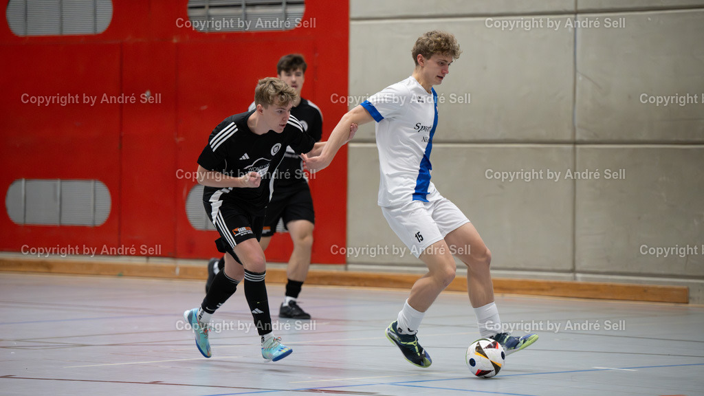 20250118_6861 | 21. A-Jugend-Turnier des VfR Neumünster um den KulturLokschuppen-Pokal 2025, VF 1 - Niendorfer TSV (weiss) vs. TSV Pansdorf (schwarz), Jesse Petri (Niendorf #15) / Fabian Schulz (Pansdorf #11) - Realisiert mit Pictrs.com
