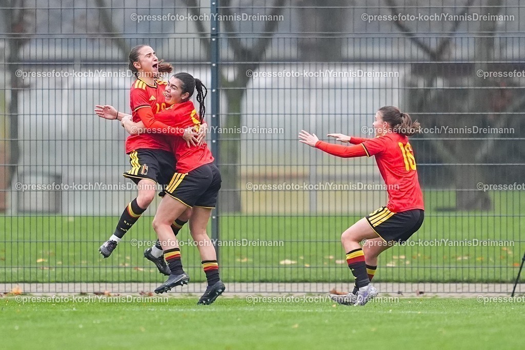 xYDRx26112501014 | 26.11.2025, xydrx, Fußball, Länderspiel, EM-Qualifikation U19-Frauen, Belgien - Deutschland, Sportschule Wedau: Torjubel nach dem Tor zum 1:0 für Belgien durch Torschütze Eva Spelkens (BEL #19) zusammen mit Free Vanneste (BEL #5) und Fleur Heyman (BEL #16)