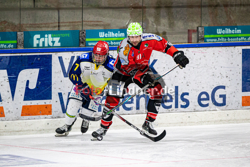 TSV Peißenberg MINERS gegen ERV Schweinfurt Mighty Dogs | Eishockey Bayernliga Herren Vorrunde 2024/25, TSV Peißenberg MINERS gegen ERV Schweinfurt Mighty Dogs, 20241220,Dominik EBENTHEUER (MINERS 91) in Aktion,2024-12-20 in Peißenberg (Eisstadion Peißenberg)Dominik EBENTHEUER (MINERS 91), Yannis STEFFENS (Mighty Dogs 7)Copyright: WolfgangxLindner foto-lindner.de