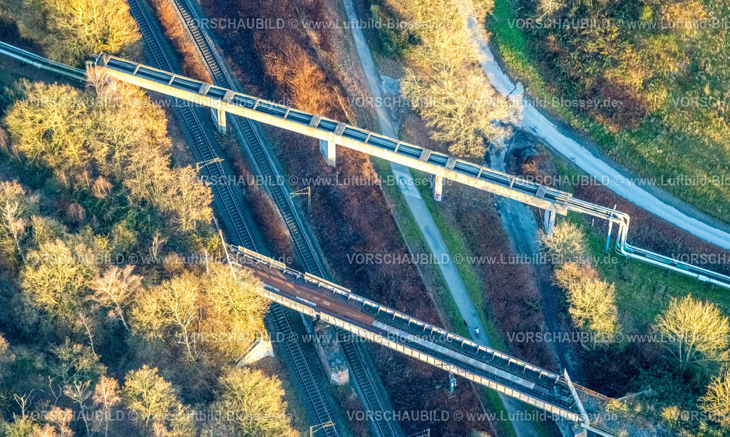 Bottrop251204578 | Luftbild, Brücke und Leitung über Bahngleise an der Hebeleckstraße nahe dem alpincenter, Batenbrock-Süd, Bottrop, Ruhrgebiet, Nordrhein-Westfalen, Deutschland