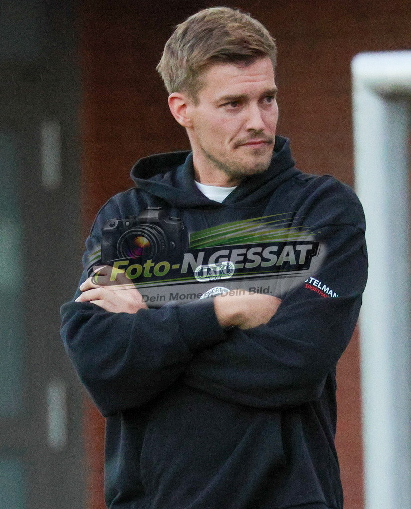 Bünder SV - BV Stift Quernhei | Auf dem Bild zu sehen: Bünder SV Trainer: Timo Westerbeck  Bünder SV, BV Stift Quernheim, Saison 26/27, Kreispokal, Achtelfinale - Realisiert mit Pictrs.com