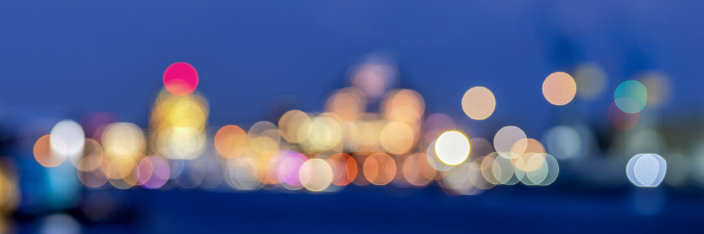10230604 - Lichtpunkte | Abstraktes Hamburg Panoramamotiv. Die verwendete Aufnahmetechnik lässt die Umrisse des Hamburger Hafens mit der Elbphilharmonie in der Mitte nur ganz schemenhaft erkennen und macht die Atmosphäre des Hafens bei Nacht förmlich spürbar.