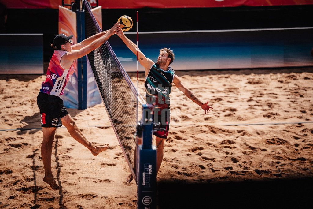 Beachvolleyball | Männer | Allianz German Beach Tour 2025 | Tourstop München | 12.07.2025 | v.l. Tristan Fröbel blockt Eric Stadie-Seeber