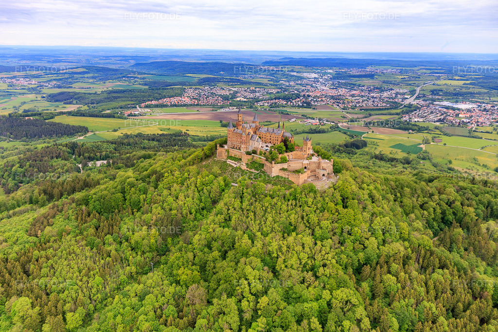 Luftbild: Burg Hohenzollern im Ortsteil Zimmern in Bisingen im Bundesland Baden-Württemberg in Deutschland. Foto: IMG_114668.jpg vom 31.05.2019 durch Werner Riehm/FLY-FOTO.deBurg Hohenzollern
