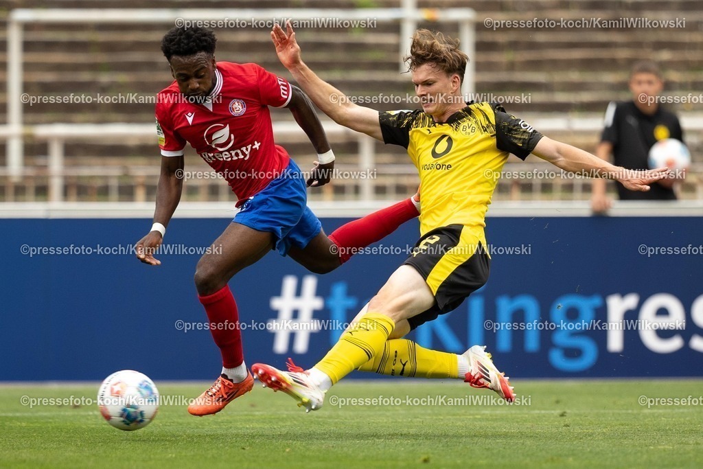 xkwi17082501018 | 17.08.2025, xkwix, Fußball, Regionalliga West, Borussia Dortmund U23 - Wuppertaler SV, Stadion Rote Erde: Jeff‑Denis Fehr (Wuppertaler SV #19) im Zweikampf gegen David Lelle (Borussia Dortmund 2 #32)