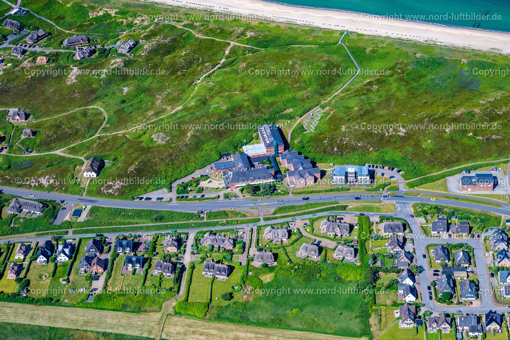 Sylt_Rantum_Bswdünenhotel_Altrantum_ELS_3262210625 | SYLT 21.06.2025 Ferienhaus Anlage " Dünenhotel " an der Straße Am Sandwall in Rantum auf Sylt an der Nordsee im Bundesland Schleswig-Holstein, Deutschland. // Holiday home complex "Duenenhotel" on the street Am Sandwall in Rantum on Sylt at the North Sea in the federal state of Schleswig-Holstein, Germany. Foto: Martin Elsen