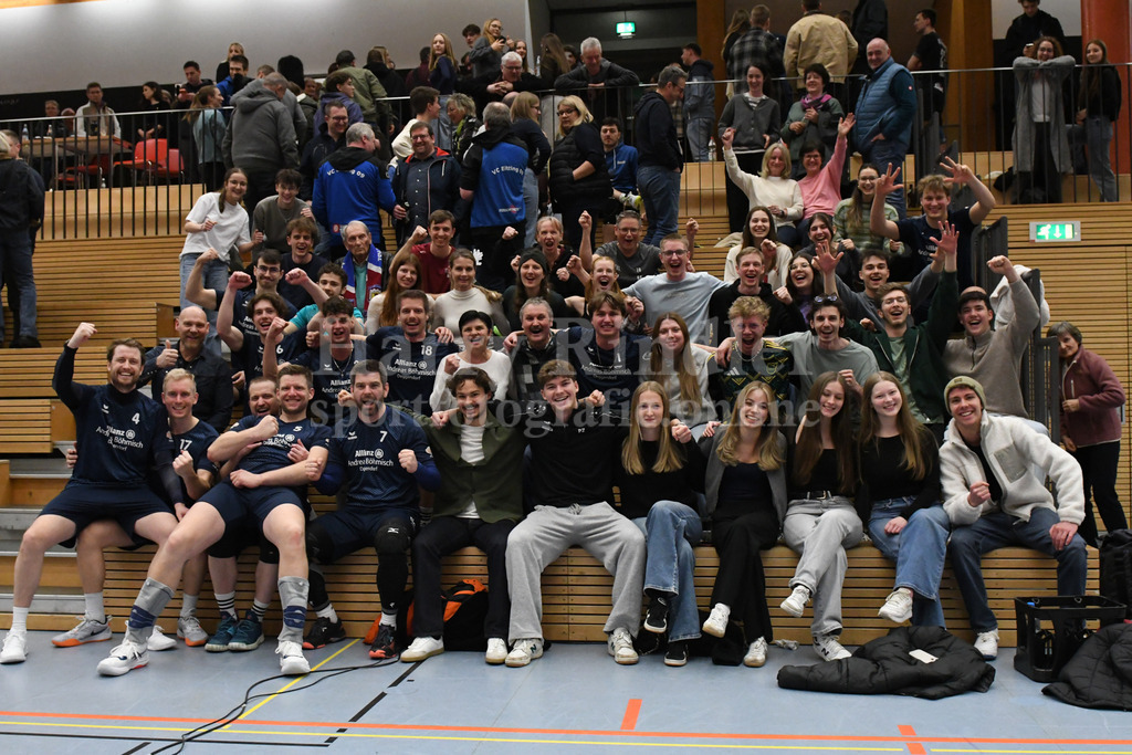 TSV Deggendorf  : VC Eitting 09 | Spieler und Fans feiern  - Realisiert mit Pictrs.com