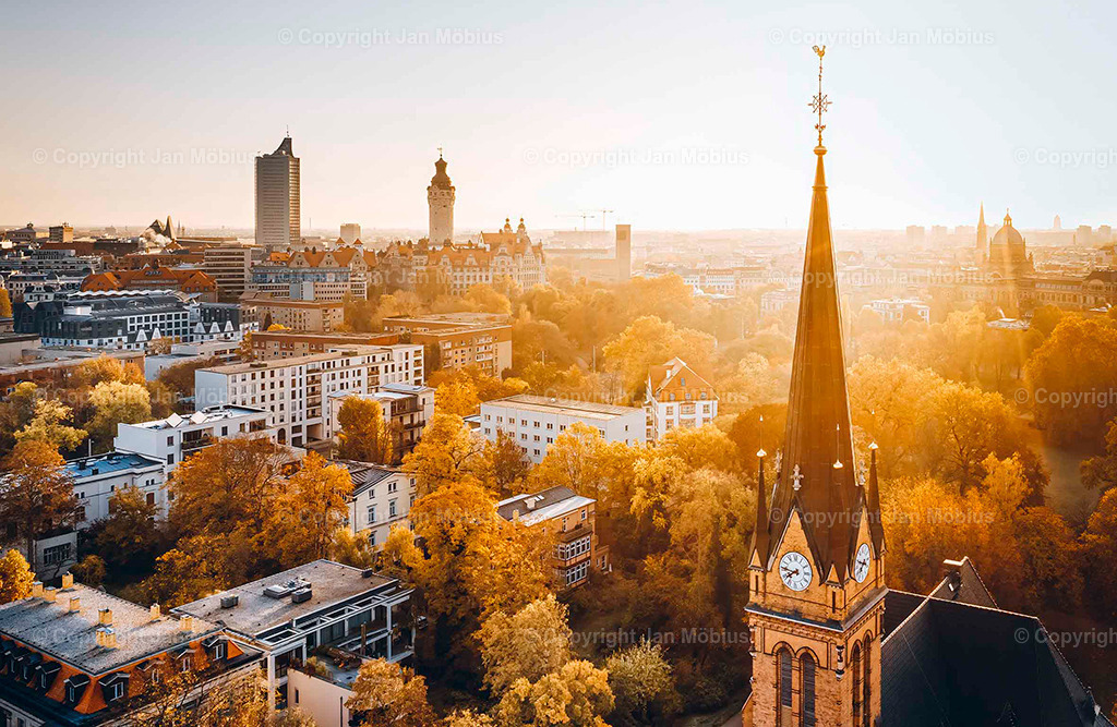 Leipzig von oben | Die Leipzig Skyline von oben ist ein echtes Highlight für Fotofans, Städtereisende und alle, die Leipzigs Kontraste zwischen Historie und Moderne schätzen – von City-Hochhäusern über Uni-Riese bis Völkerschlachtdenkmal und jede Menge Grün drumherum. - Realisiert mit Pictrs.com