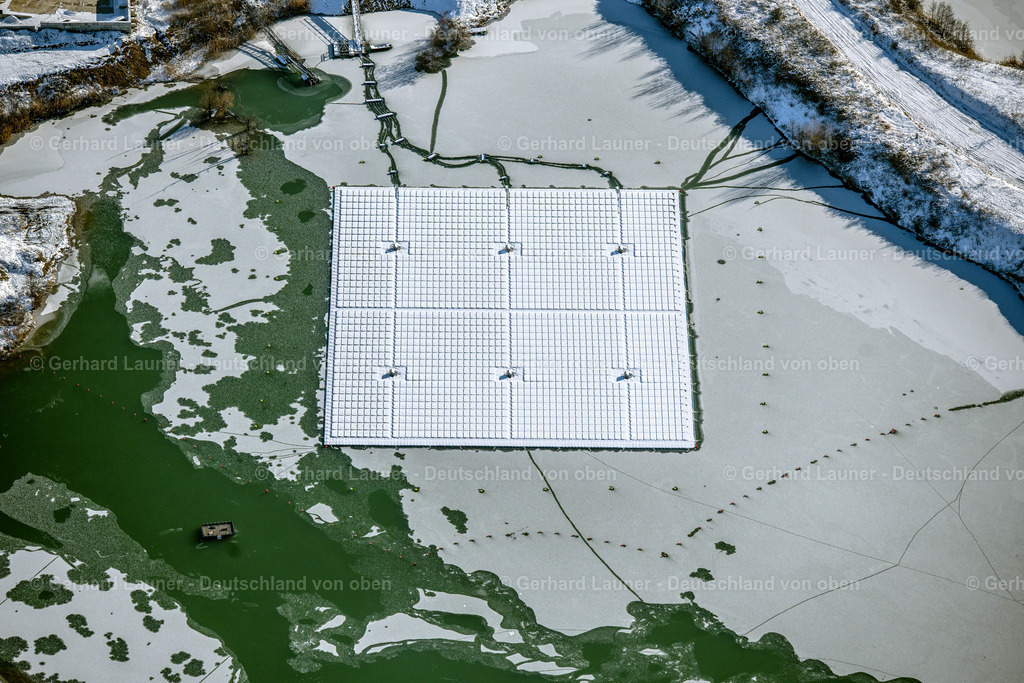 4043344 | schneebedecktes Solarkraftwerk auf dem Baggersee bei Dettelbach