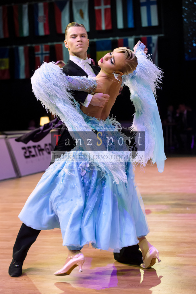 20241215_WDSF_Int_Open_Std-Riga-9812 | Tanzsportbilder, Standardtanz, Lateintanz, WDSF, DTV, LTVB, dancecomp, goc, hessen tanzt, blaues band der spree, walzer, tango, wiener walzer, slowfox, quickstepp, samba, rumba, cha-cha-cha, paso doble. jive, hd-kroft photography, turniertanzsport
