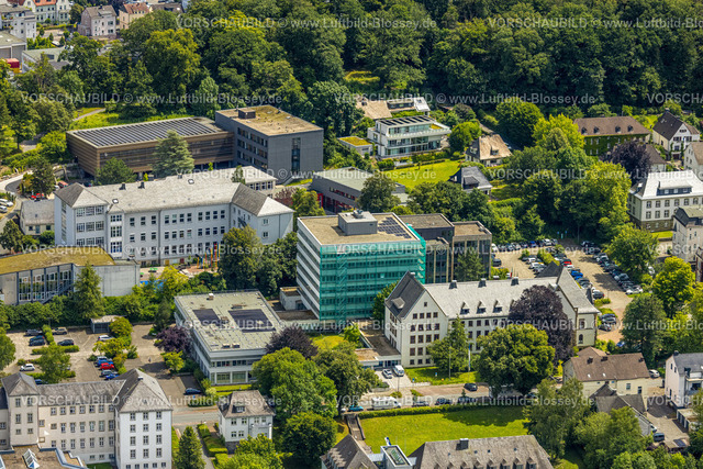 Arnsberg240708140 | Luftbild, Kreishaus und Bezirksregierung, Gebäude Sanierung mit Verhüllung und Baugerüst, hinten das Gymnasium Laurentianum, Arnsberg, Sauerland, Nordrhein-Westfalen, Deutschland