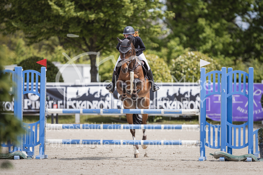 230519_MayDays_A2-Spr-U25-304 | Deine schönsten Turniermomente als professionelle Fotos! Entdecke hochwertige Pferdesport-Fotografie im Online-Shop. Jetzt Fotos finden & bestellen!